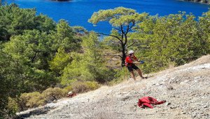Marmaris'te tatilcilerin koylarda bıraktığı çöpler gönüllülerce temizlendi
