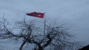 Memleketine gelemediği için değiştiremediği yıpranmış bayrak Kaymakamlıkça yenilendi
