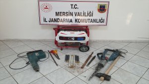 Mersin'de arkeolojik alanda izinsiz kazı yapan 2 kişi suçüstü yakalandı