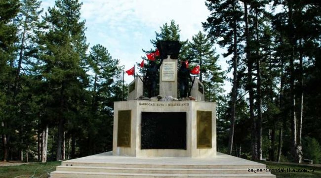 Mersin'de rüzgardan yıpranan anıttaki Türk bayrakları yenilendi 