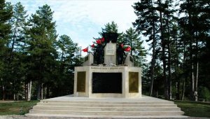 Mersin'de rüzgardan yıpranan anıttaki Türk bayrakları yenilendi 