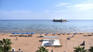 Mersin'de vatandaşlar güzel havanın tadını denizde çıkarıyor
