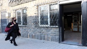 "Metalin kraliçesi" sanat eserleriyle beğeni topluyor