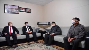 Milli Savunma Bakan Yardımcısı Alpay ile Vali Şahin'den Cumhuriyet ile yaşıt Okyay'a ziyaret