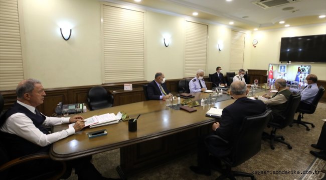 Milli Savunma Bakanı Akar, birlik komutanlarıyla video konferans ile görüştü
