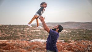 Muhammed bebek, Türkiye'de kavuştuğu protez bacaklarıyla İdlib'e döndü