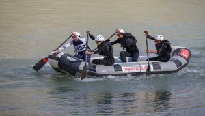 Munzur'un raftingci kızları başarıdan başarıya koşuyor