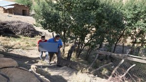 Muş'ta EBA TV'yi takip edemeyen 8 öğrenciye televizyon hediye edildi