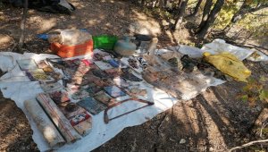 Muş'ta PKK'lı teröristlerce kullanılan iki sığınakta patlayıcı ve yaşam malzemeleri bulundu