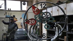 Öğretim üyesinden enkazdan çıkan hurda metallerle deprem anıtı