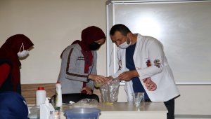 Okula kavuşmayı deney yaparak kutladılar