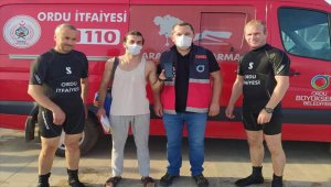 Ordu'da bir gencin denize düşürdüğü cep telefonunu sualtı ekipleri çıkardı