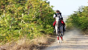Osmaniye'de atlı okçuların gösterisi Cumhuriyet coşkusuna renk kattı
