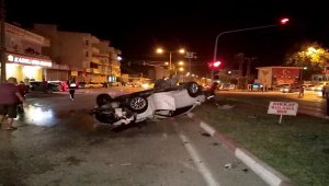 Osmaniye'de refüjdeki ağaca çarpan otomobil devrildi: 2 yaralı