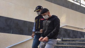 Otomobil hırsızlığı güvenlik kamera görüntüsüne yansıdı