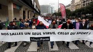 Paris'te Kovid-19 nedeniyle spor salonlarının kapatılması protesto edildi