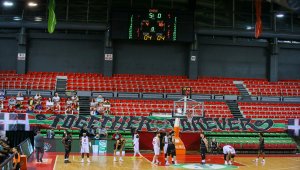 Pınar Karşıyaka-Aliağa Petkimspor basketbol maçına yaşanan skorbord arızası nedeniyle ara verildi