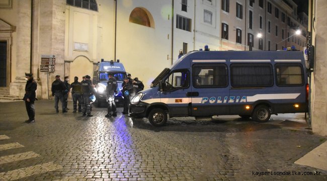 Roma'da aşırı sağcıların salgın tedbirlerine yönelik protestosuna polis müdahale etti