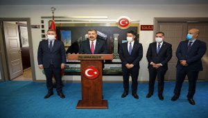 Sağlık Bakanı Fahrettin Koca: "Her fırsatta altını çiziyorum, temaslıları ne kadar erken tecrit edebilirsek salgının kontrolünde o kadar başarılı oluruz. Türkiye, dünyada filyasyonu, yani temaslı takibini en iyi yapan ülkelerden biri."
