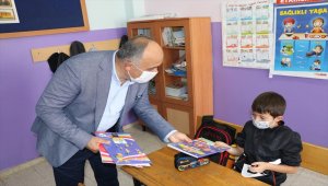 Samsun'da gönüllü gençler köy okulunu boyadı