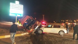 Samsun'da otomobil ile minibüs çarpıştı: 3 yaralı