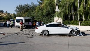 Şanlıurfa'da işçi servisi ile otomobil çarpıştı: 15 yaralı