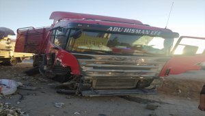 Şanlıurfa'da kamyonet ile tır çarpıştı: 2 yaralı