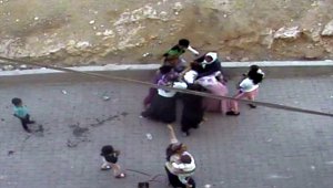 Şanlıurfa'da komşuların "çöp atma" kavgası güvenlik kamerasına yansıdı