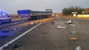 Şanlıurfa'da otomobil ile tır çarpıştı: 2 ölü, 1 yaralı