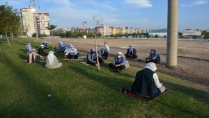 Şanlıurfa'da yöresel kıyafetli yaşlıların sosyal mesafeli sohbeti renkli görüntüler oluşturdu