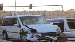 Şanlıurfa'da zincirleme trafik kazasında bir asker hafif yaralandı