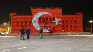 Saraybosna'nın sembollerinden Vijecnica'ya Türk bayrağı yansıtıldı