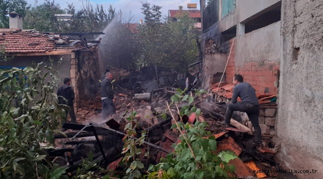 Sivas'ta çıkan yangında bir ev ve depo kullanılamaz hale geldi 