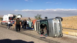 Sivas'ta hafif ticari araç devrildi: 8 yaralı
