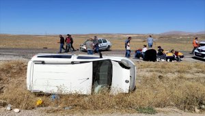 Sivas'ta hafif ticari araç otomobille çarpıştı: 5 yaralı