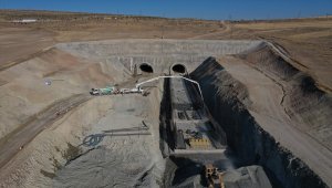 Sivas'ta Yağdonduran mevkisinde yapımı süren tünel 2021'de tamamlanacak