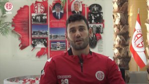 Sokakta futbol oynarken keşfedilen Veysel Sarı, Antalyaspor'da mutlu 