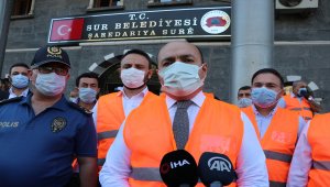 Sur'da yeniden işe alınan 130 belediye personeli temizlik yaptı 