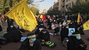 Tahran'da Fransa'nın İslam karşıtı tavrı protesto edildi