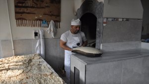 Tandır ekmeğinin lezzetini Van'dan Kocaeli'ye taşıdı