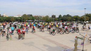 Trafik kazasında hayatını kaybeden bisikletçi Zeynep Aslan, İzmir'de anıldı