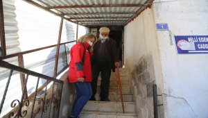 Türk Kızılaydan kışlık odunları çalınan Alişan dedeye yakacak yardımı