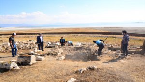 Van'da definecilerin tarihi mezarlıkta açtığı çukurlar dolduruldu