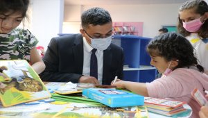 Yetiştirme yurdunda büyüyen kaymakam "çocuk evleri sitesi"ne kütüphane kurdu