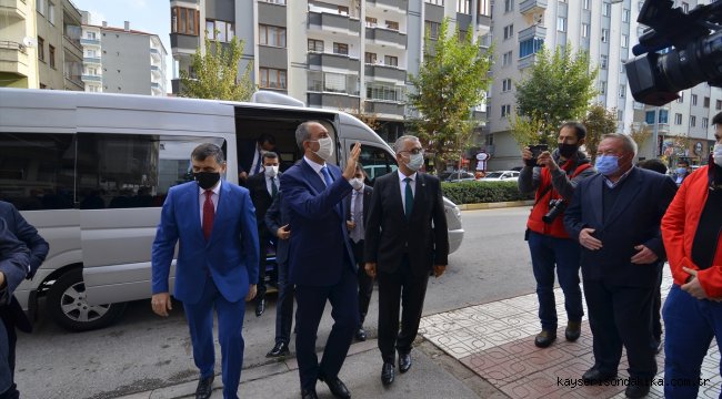 Adalet Bakanı Gül, depremzede aileye başsağlığı ziyaretinde bulundu