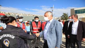 Adana Büyükşehir Belediye Başkanı Karalar İzmir'de deprem bölgesini ziyaret etti
