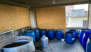 Adana'da imalathaneye dönüştürülen evde 4 bin 238 litre sahte içki ele geçirildi