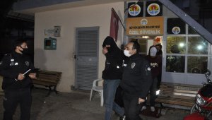 Adana'da parkta darbettikleri birinin parasını gasbetmeye çalışan iki saldırgan yakalandı