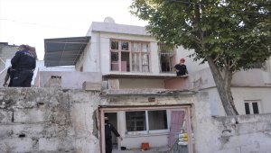 Adana'da tadilat yapılan evde üzerine duvar devrilen kişi yaralandı