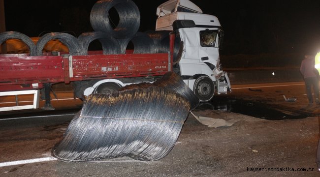 Adana'da tır ile kamyon çarpıştı: 2 yaralı